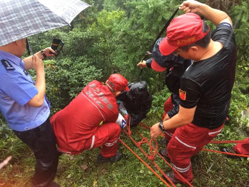 秦岭徒步惊魂，女孩遭遇不幸，徒步者的惊魂日常与暖心瞬间