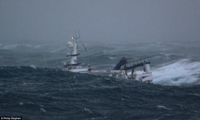 辽宁海域悲剧，风浪吞噬渔船，生死未卜的等待