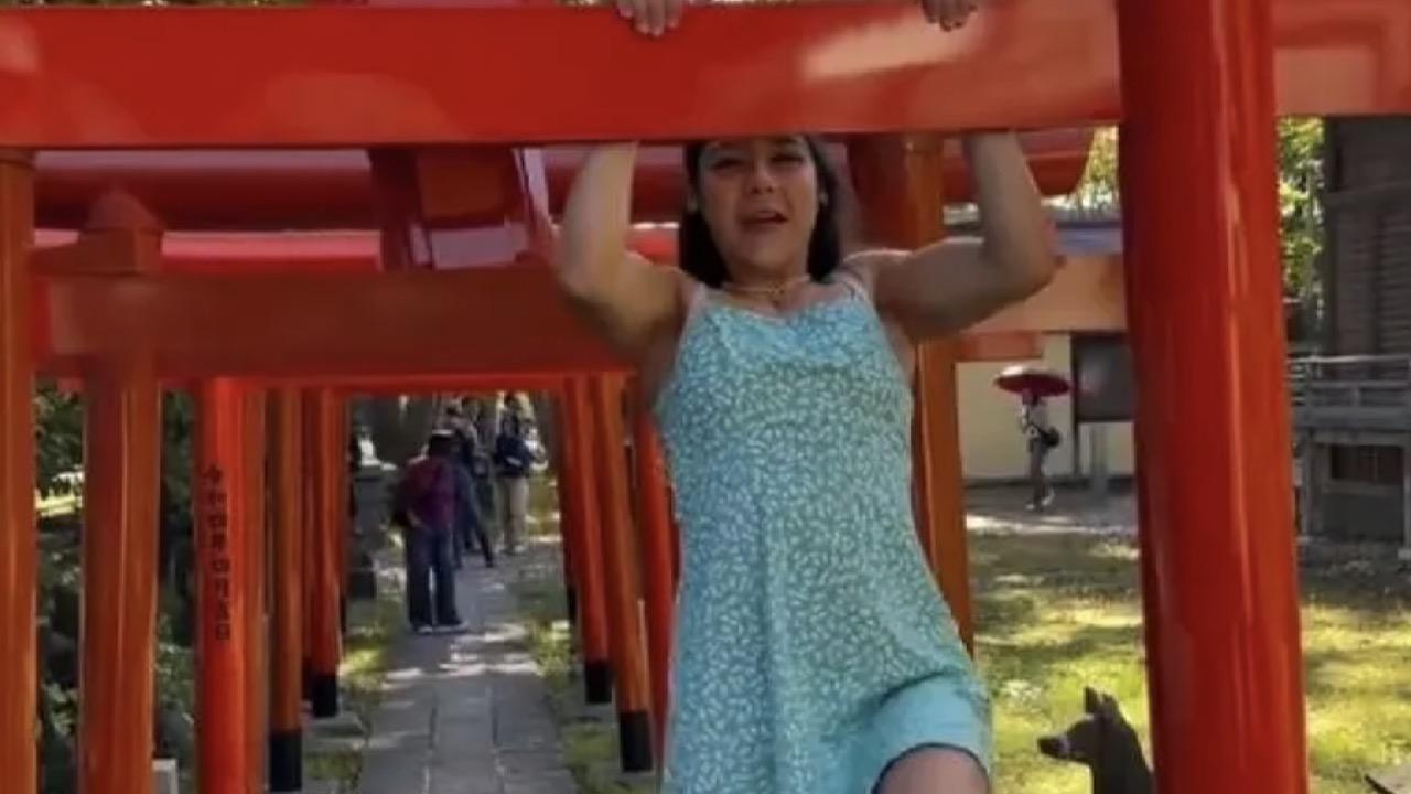 智利女网红在日本神社挑战引体向上，一步步教你如何征服这项运动