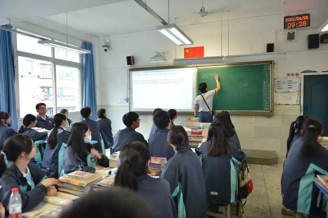 学生自带饭需蹲教室外吃？官方回应