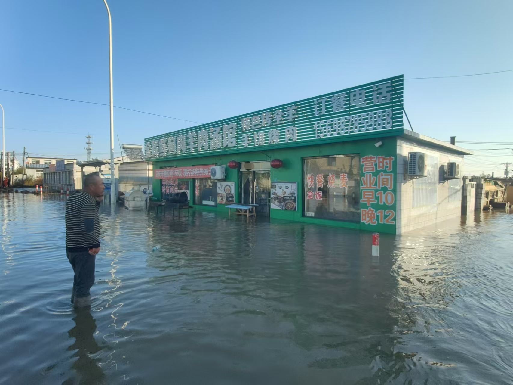 辽宁盘锦海水倒灌致街道淹没，探寻小巷特色小店！