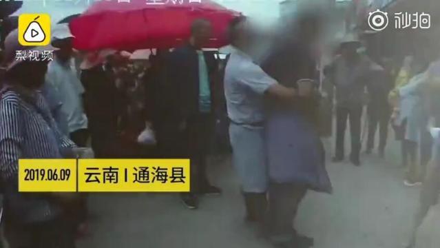 双警夫妻蜜月途中助大叔识破电诈，揭秘反诈特色小店的英勇事迹