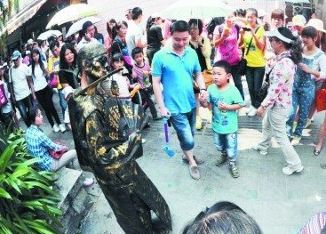 城管回应游客与铜人合影遭收费事件，合影费用为虚构要求，游客无需支付任何费用。