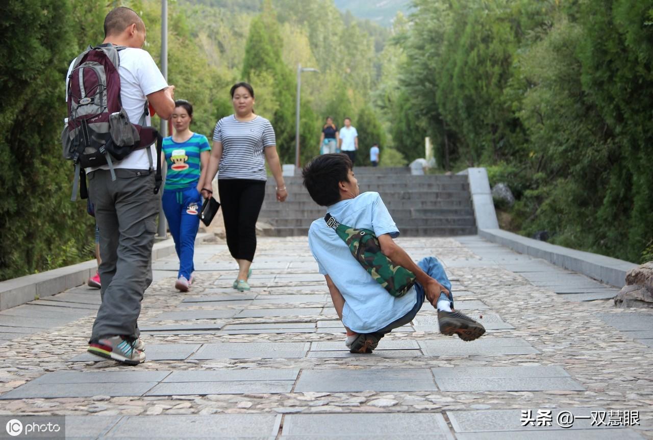 女生背患小儿麻痹症的男友登顶泰山，励志与爱的力量见证奇迹时刻