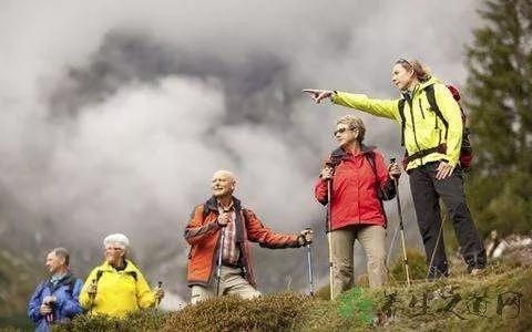 警惕旅游陷阱！老人跟团游遭遇忽悠，海景房购买需警惕，守护长辈权益。