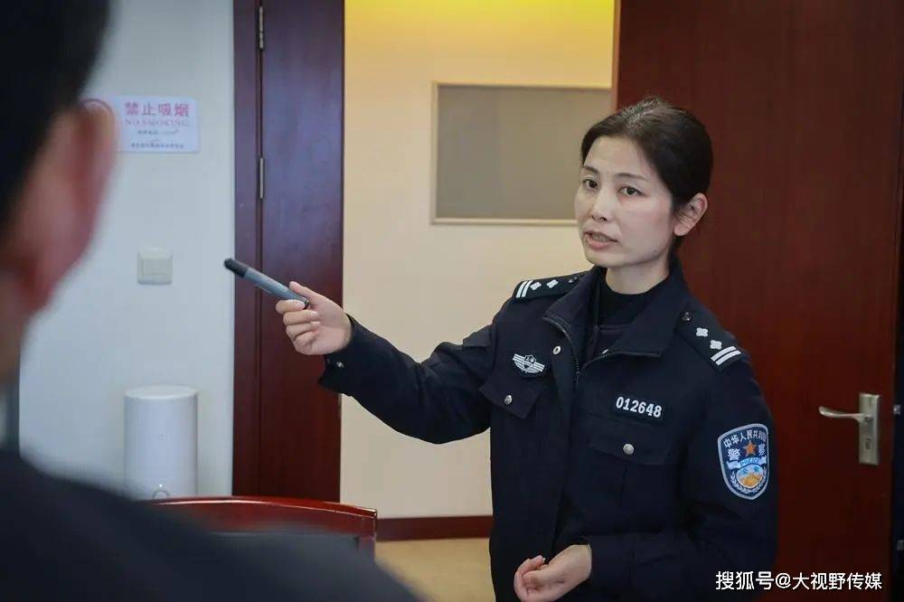 00后女警遭遇审讯风波，情绪失控背后的深度解析