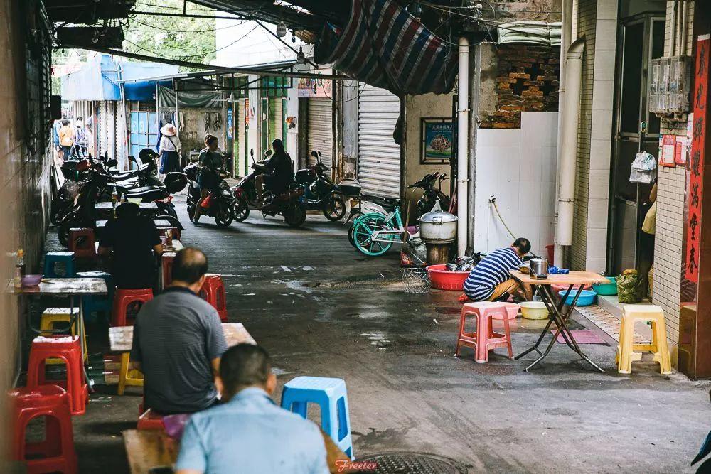 特色小店魅力与最新台风消息揭秘，隐藏小巷的神秘宝藏与台风路径追踪