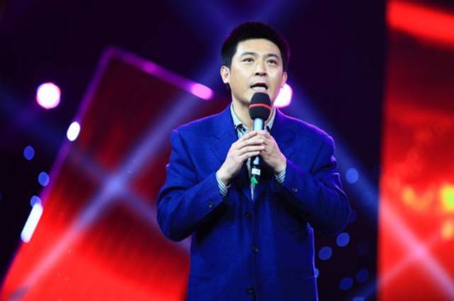 演员王弘的舞台生活与彩色日常，爱与陪伴的旅程